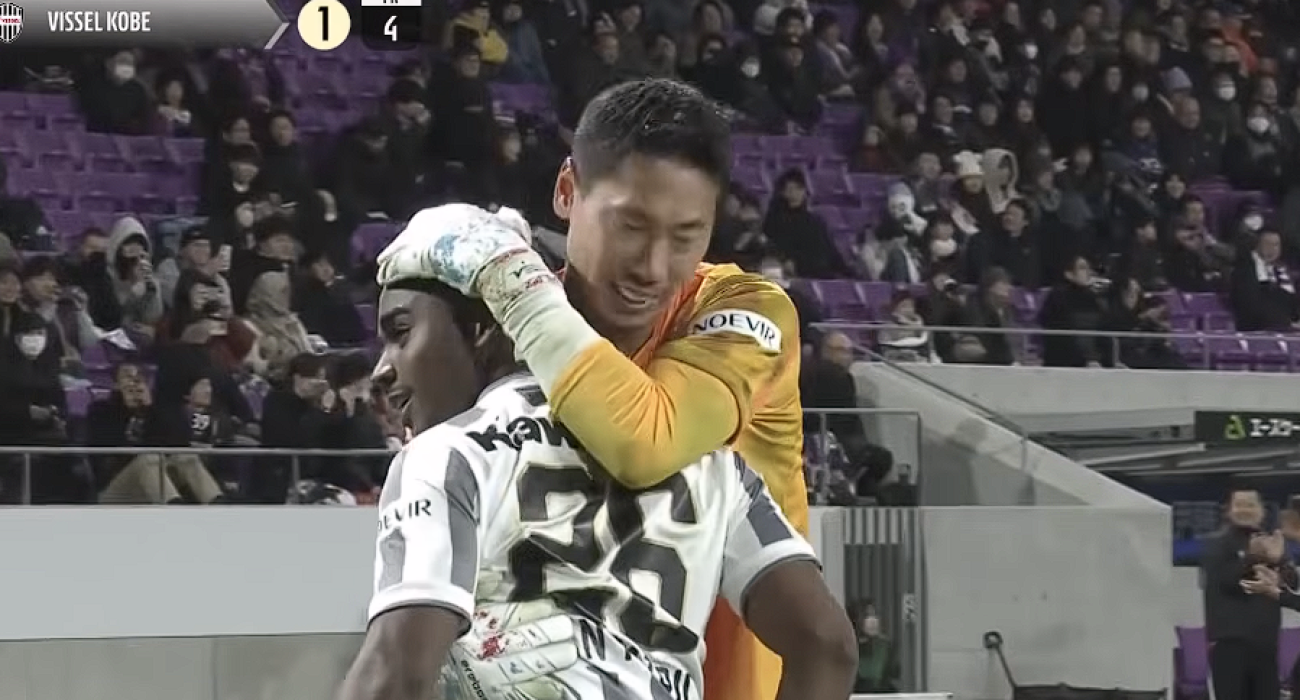 Οι ποδοσφαιριστές της Βίσελ Κόμπι πανηγυρίζουν την πρώτη νίκη στα πέναλτι μετά την αλλαγή του φορμάτ / Screenshot