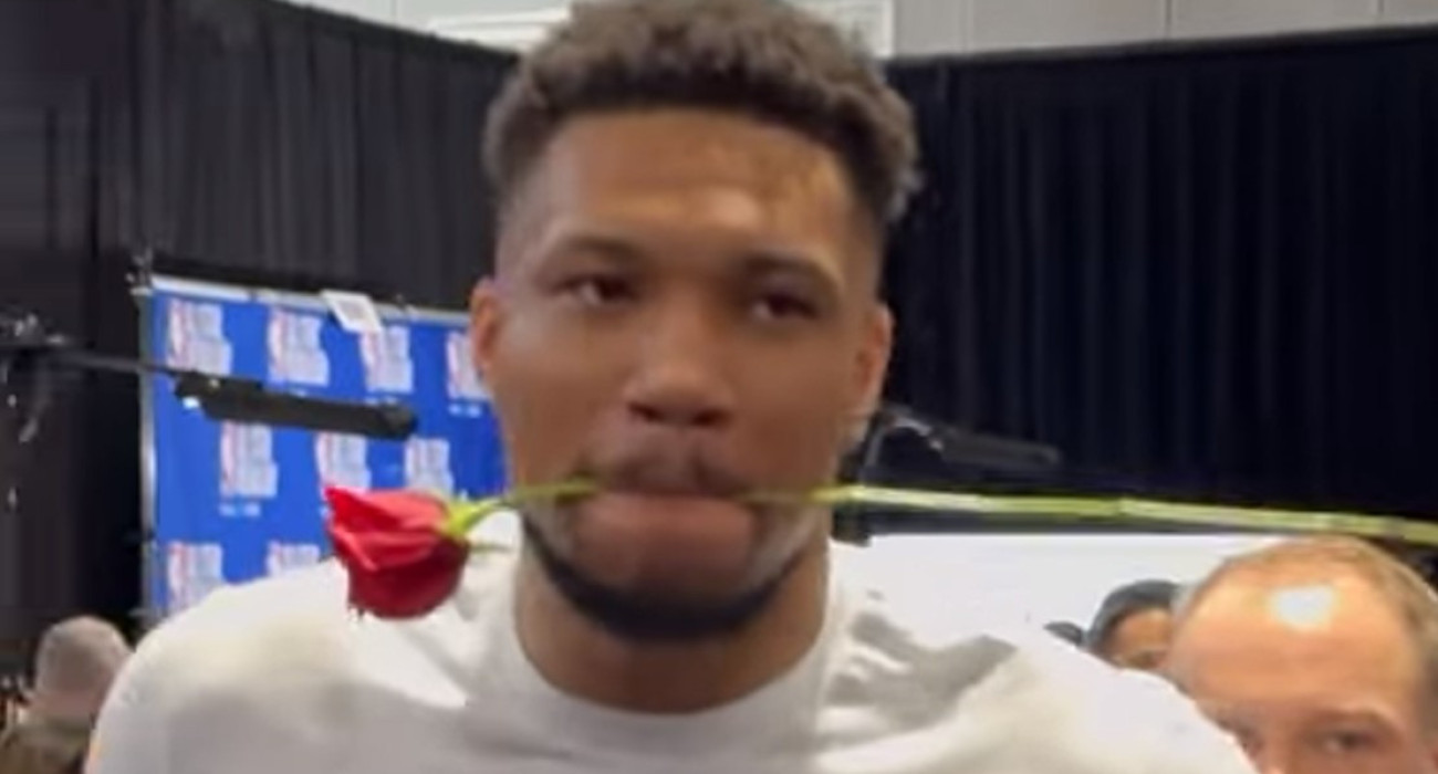 Ο Γιάννης Αντετοκούνμπο λίγο πριν προσφέρει το κόκκινο τριαντάφυλλο / Screenshot