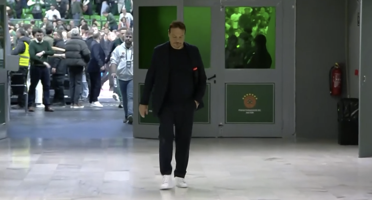 Ο Εργκίν Αταμάν κατά την αποχώρηση του μετά τον αγώνα Παναθηναϊκός - Κολοσσός / Screenshot