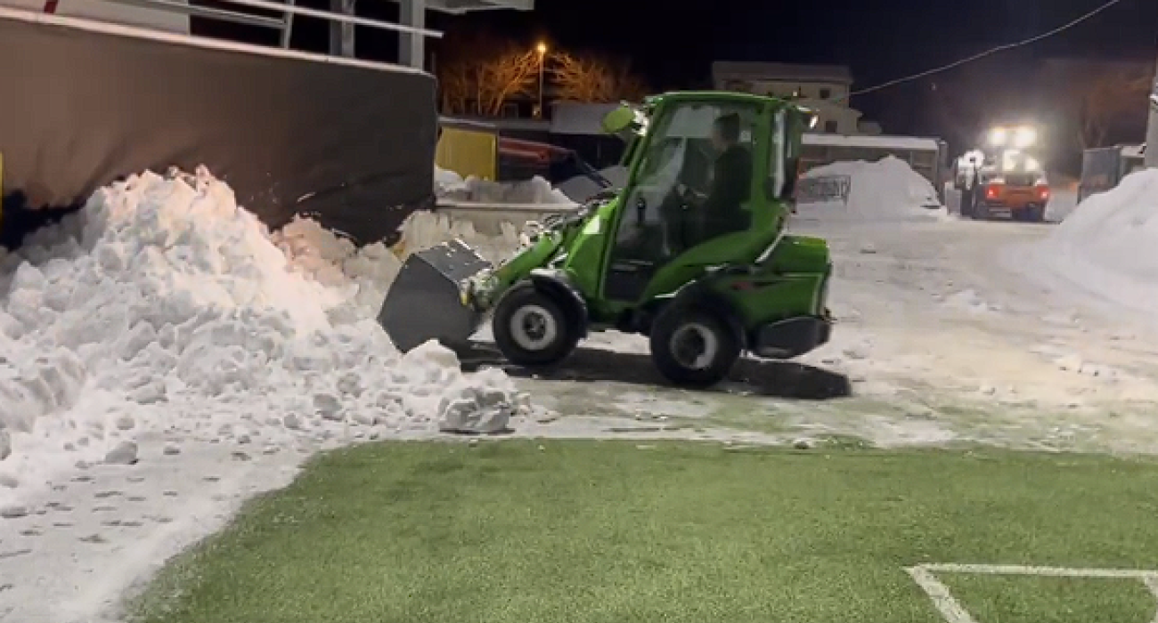 Το εκχιονιστικό που ανέλαβε να καθαρίσει το γήπεδο της Μπόντο Γκλιμτ / Screenshot