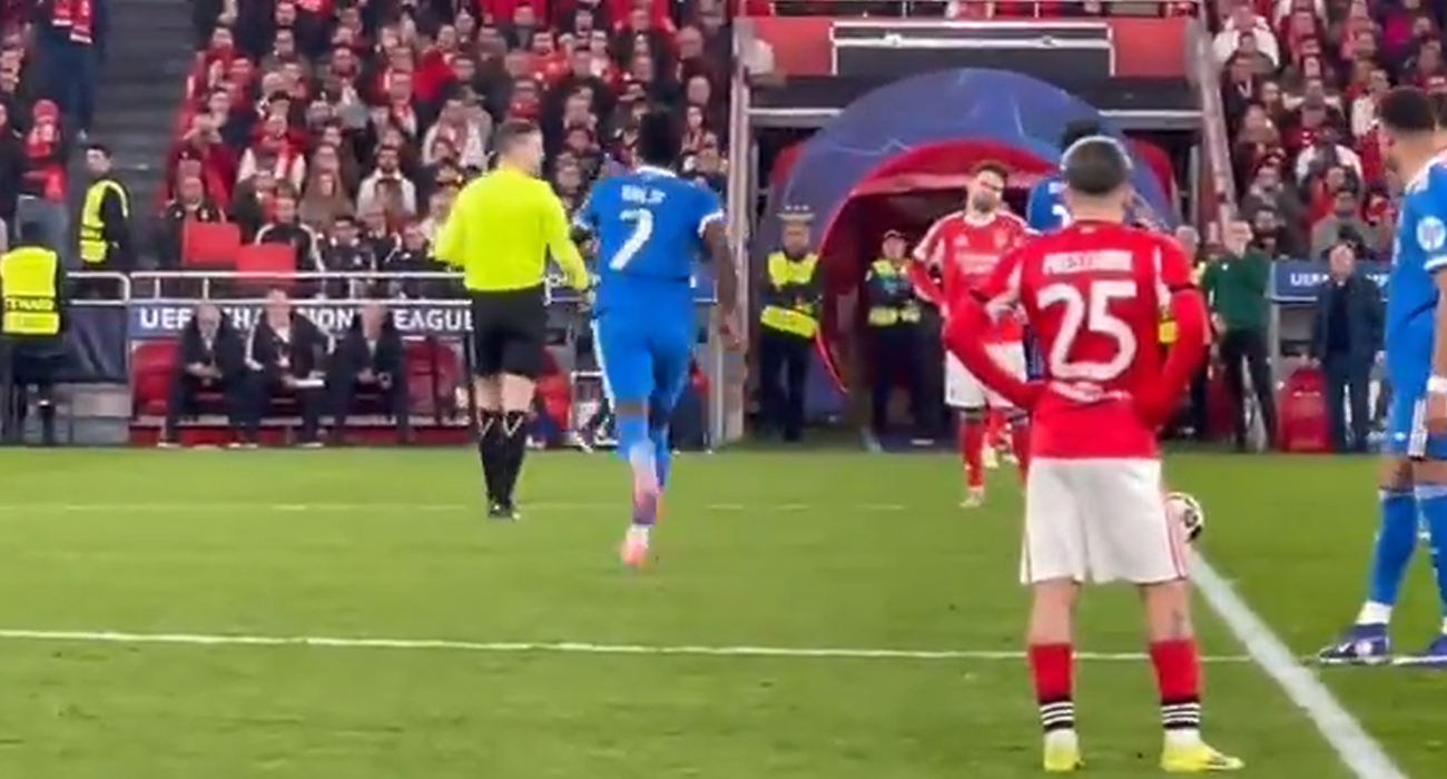 Η στιγμή που ο Βινίσιους τρέχει στον διαιτητή για να καταγγείλει ρατσιστική επίθεση / Screenshot