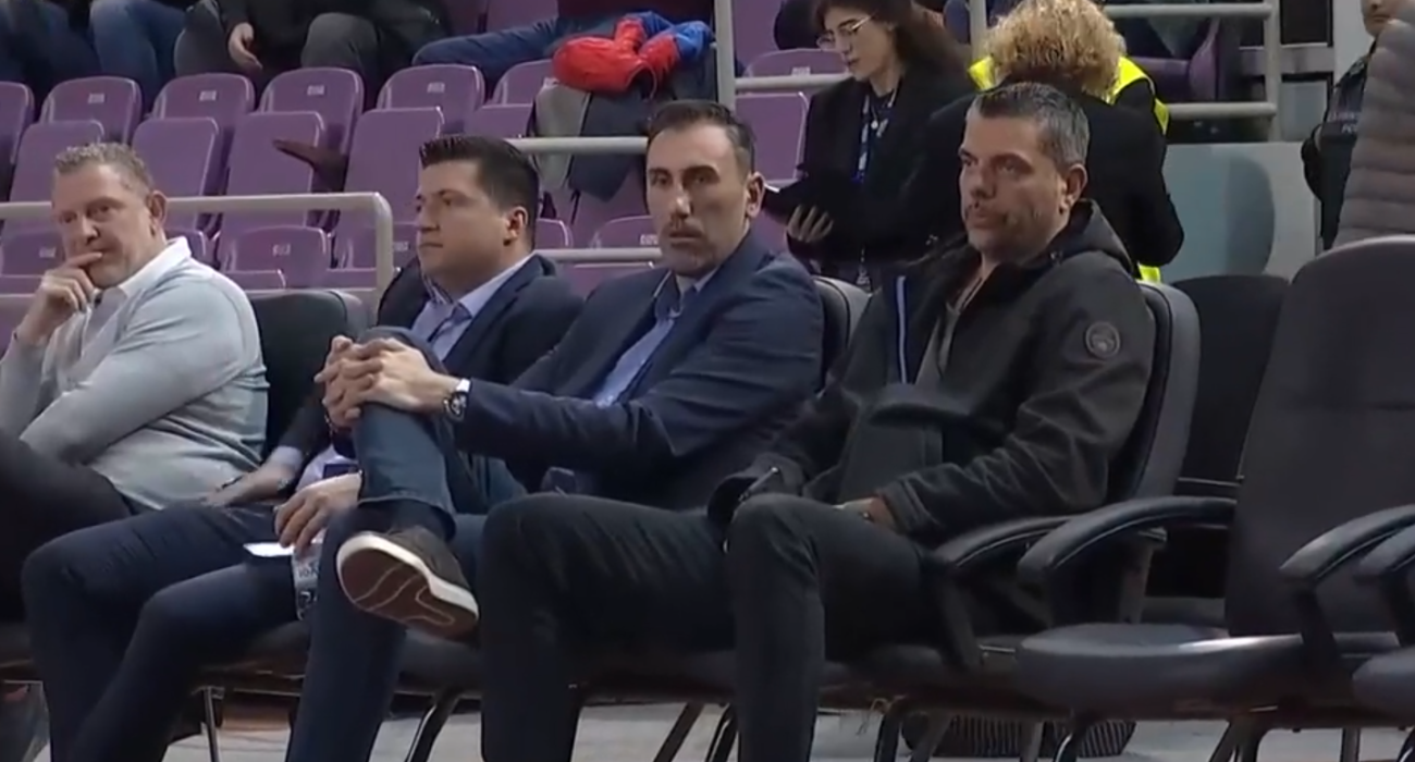 Δήμος Ντικούδης και Κώστας Τσαρτσαρής παρακολουθούν το Μαρούσι - Ολυμπιακός / Screenshot