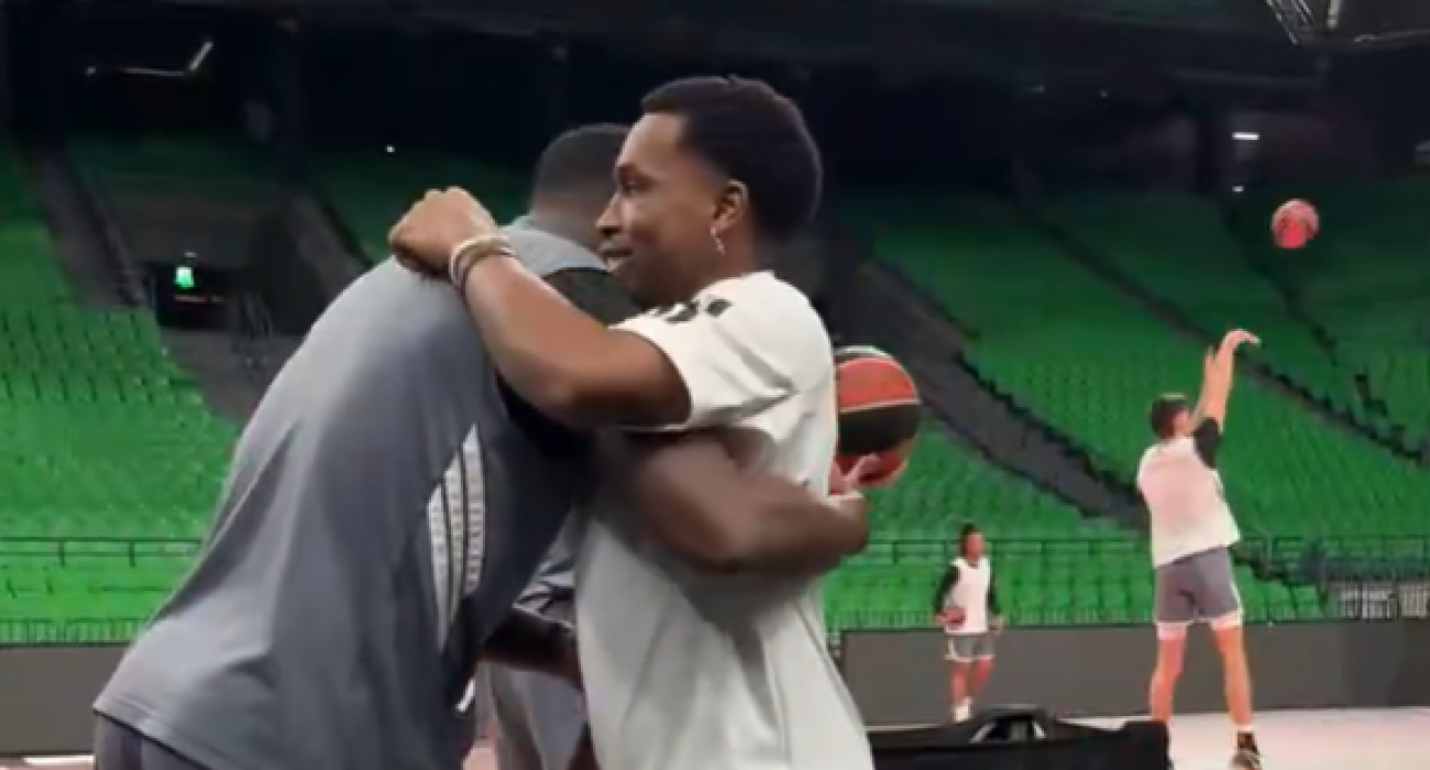 Ο Τι Τζέι Σορτς αγκαλιάζει τους πρώην συμπαίκτες του