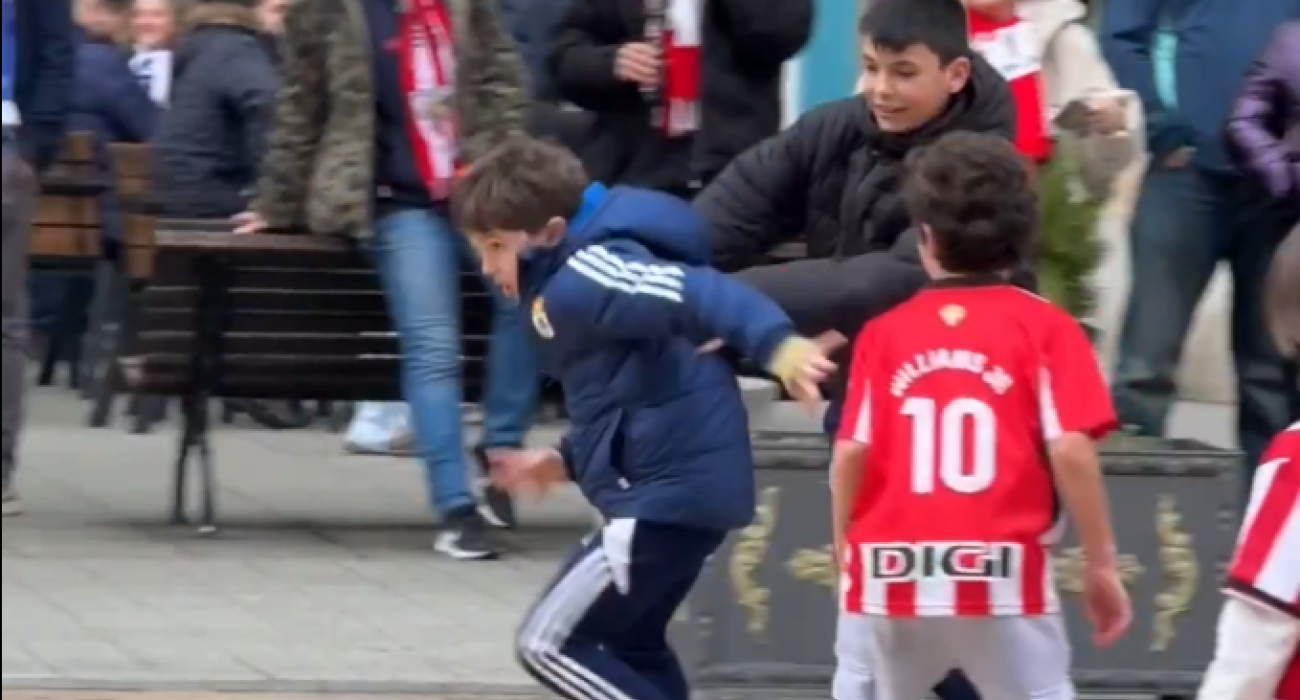 Τα παιδάκια στην πλατεία του Οβιέδο παίζουν μπάλα / Screenshot