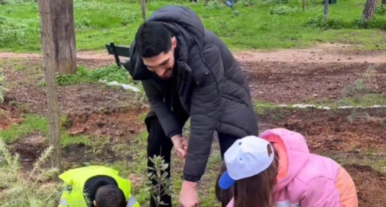 Ο Ενές Καντέρ Φρίντομ σε δενδροφύτευση στην Αθήνα / PrintScreen