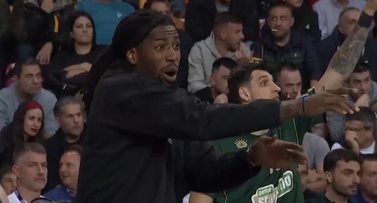 Ο Ματίας Λεσόρ δίνει οδηγίες στους συμπαίκτες του / PrintScreen