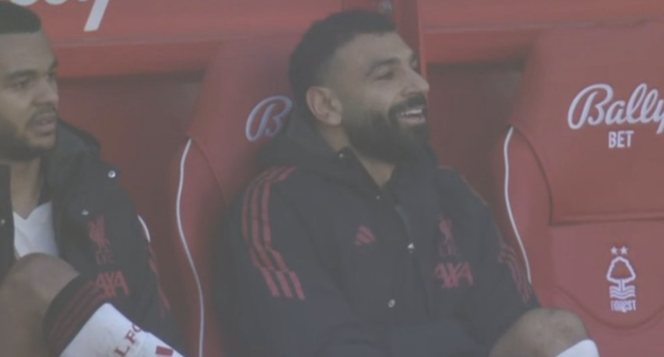 Ο Μοχάμεντ Σαλάχ γελάει ειρωνικά στον πάγκο / Screenshot