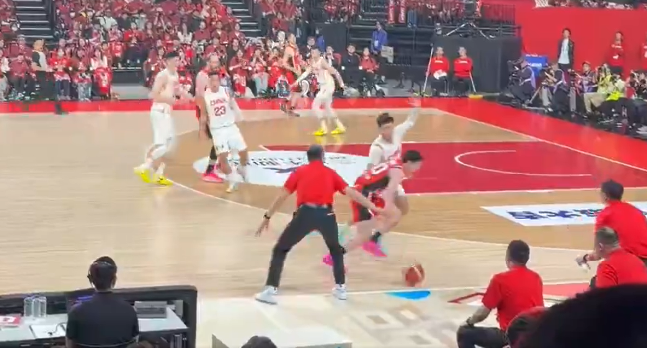 H στιγμή που ο προπονητής της Κίνας «κλέβει» την μπάλα από παίκτη της Ιαπωνίας / PrintScreen