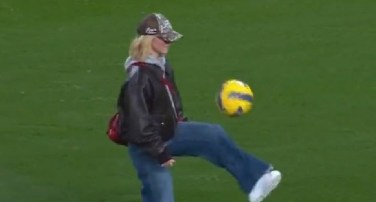 Η Σίντνεϊ Σουίνι έδειξε τις ποδοσφαιρικές ικανότητές της πριν από παιχνίδι της Σπόρτινγκ/Screenshot