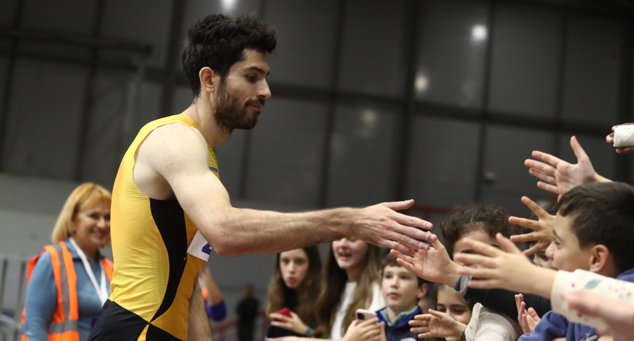 O Μίλτος Τεντόγλου χαιρετά τα παιδιά στο κλειστό της Παιανίας / Πηγή: Eurokinissi