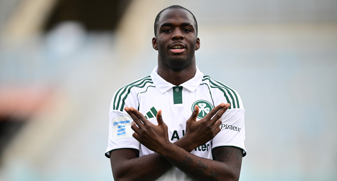 Ο Ανδρέας Τεττέη πανηγυρίζει με το δικό του... στυλ το γκολ που σημείωσε κόντρα στον ΟΦΗ - ΠΗΓΗ: Eurokinissi