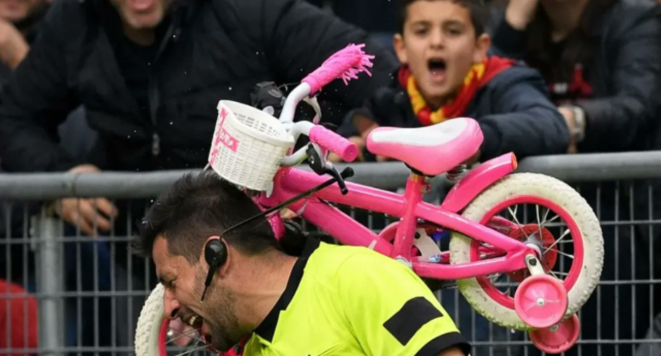 Παιδικό ποδηλάτο τραυμάτισε διαιτητή σε αναμέτρηση στην Τουρκία / Πηγή: X / @futbolanadolu