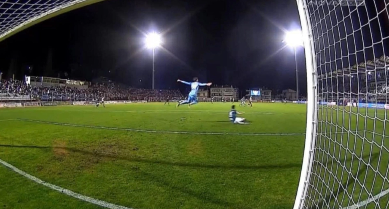 Η στιγμή της φάσης με Όζμπολτ και Τζολάκη που οδήγησε στην αποβολή του παίκτη του Λεβαδειακού / Screenshot