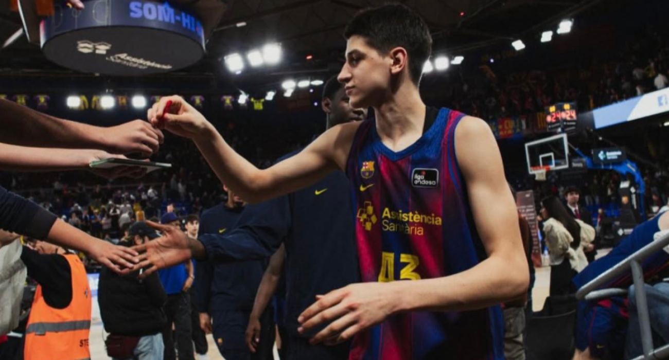 Ο 16χρονος Νίκολα Κουστουρίτσα με την φανέλα της Μπαρτσελόνα / πηγή: Barca/X