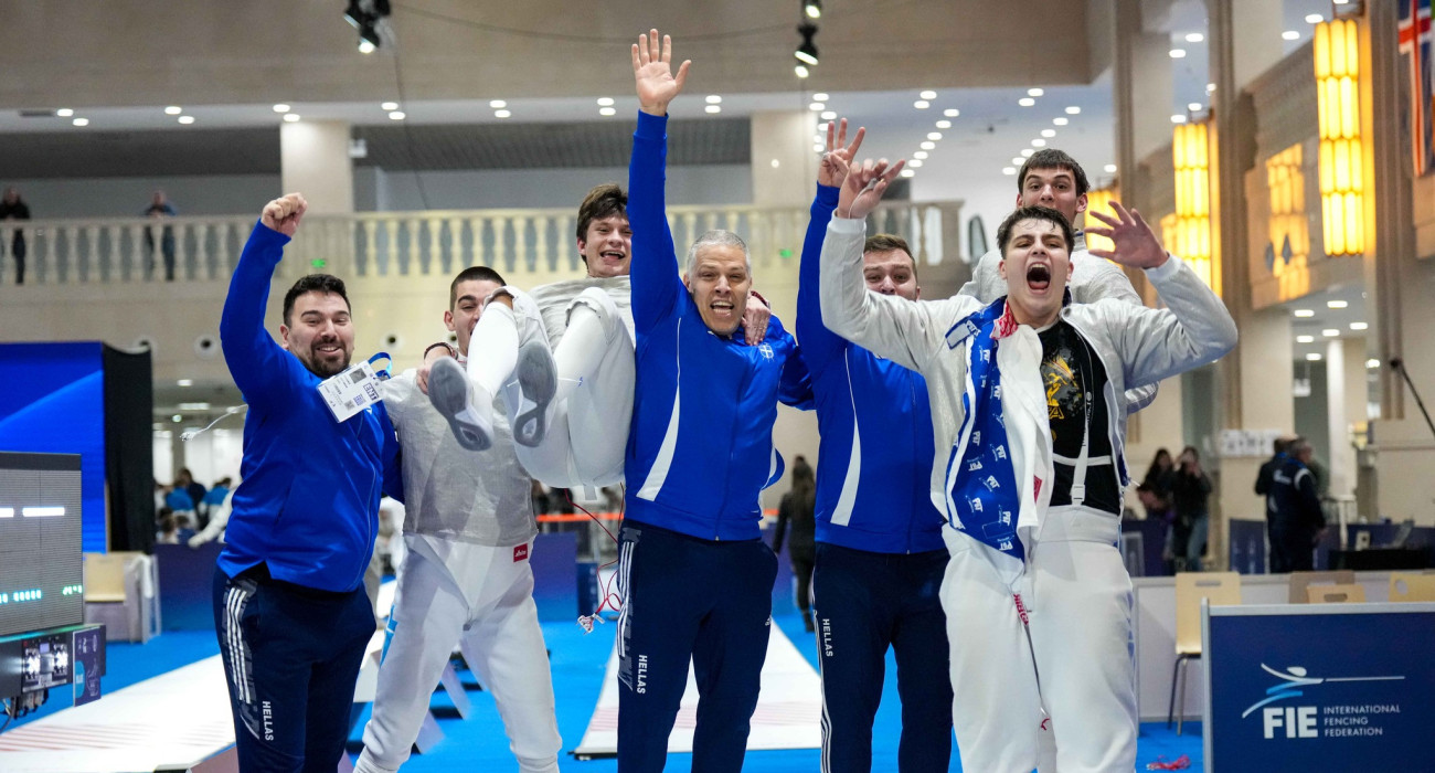 Η τετράδα της Εθνικήε σπάθης εφήβων πανηγυρίζει μαζί με τους Έλληνες προπονητές / Πηγή: EFC