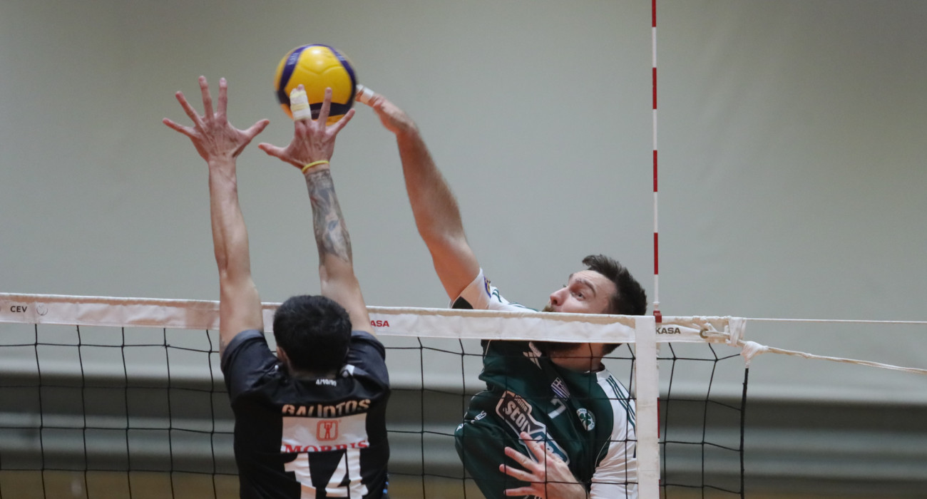 Φάση από το Παναθηναϊκός - ΠΑΟΚ όπου ο Γιάντσουκ καρφώνει κι ο Γαλιώτος κάει μπλοκ / Πηγή: Eurokinissi