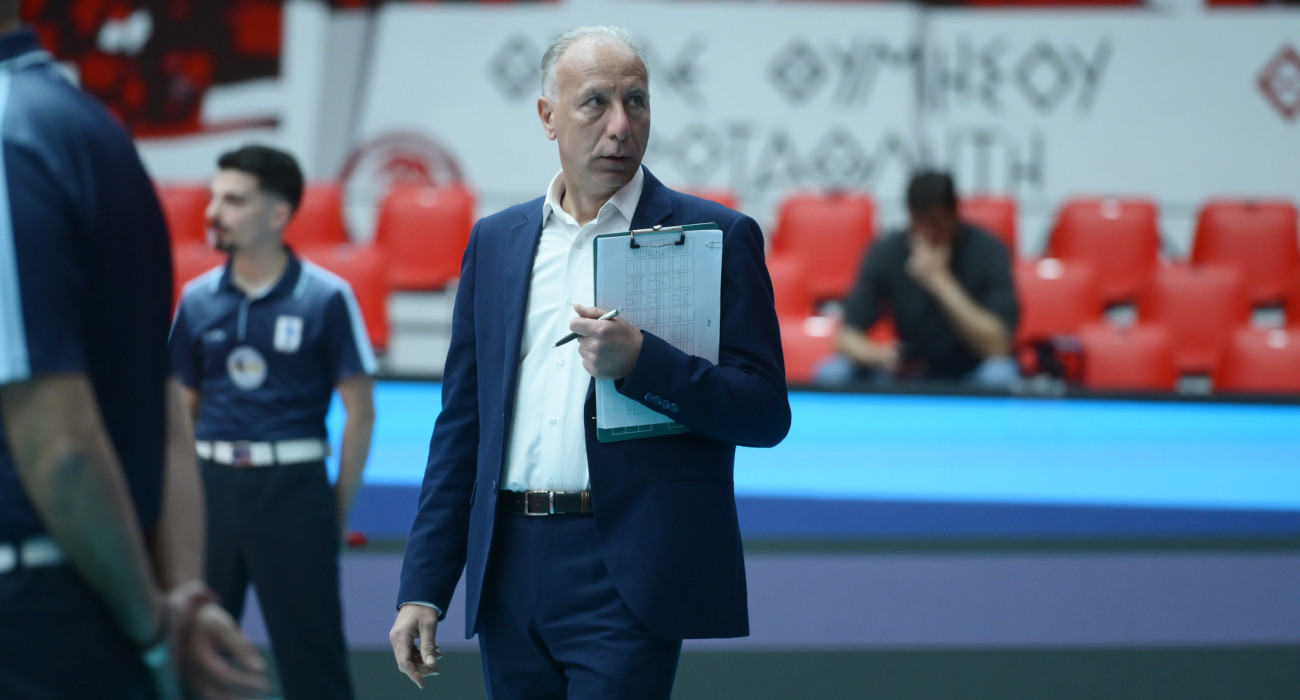 Ο προπονητής του ΑΟΠ Κηφισιάς, Νίκος Ζαλμάς, στον αγώνα με τον Ολυμπιακό στο κλειστό του Ρέντη «Μελίνα Μερκούρη» / Πηγή: Intime