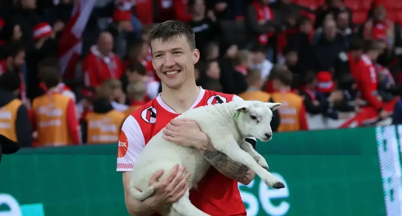 O Άξελ Κίγκερ της νορβηγικής Μπρίνε κρατάει στην αγκαλιά του ένα μικρό αρνάκι. Και δεν το κάνει τυχαία...