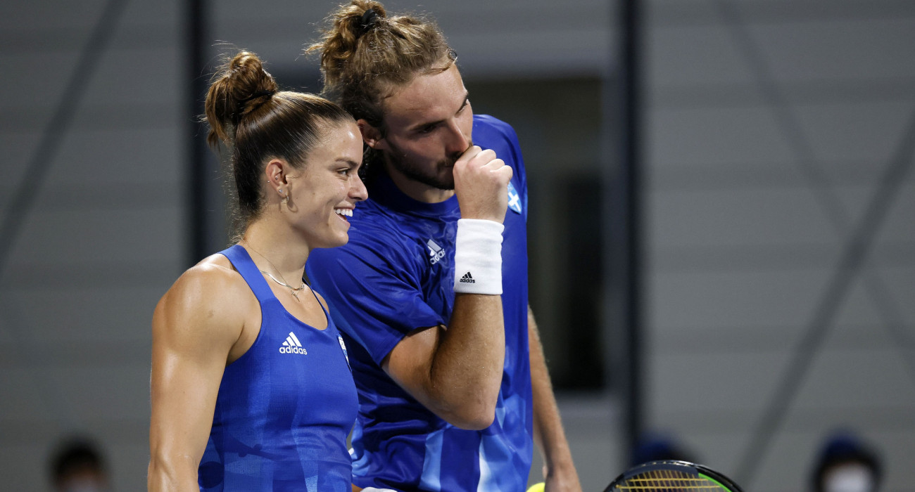 Ο Στέφανος Τσιτσιπάς και η Μαρία Σάκκαρη συζητούν την τακτική τους / Πηγή: Intime