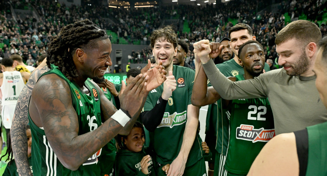 Ματίας Λεσόρ και Τζέντι Οσμάν αποθεώνονται απ' τους συμπαίκτες τους / Πηγή: Βαγγέλης Στόλης