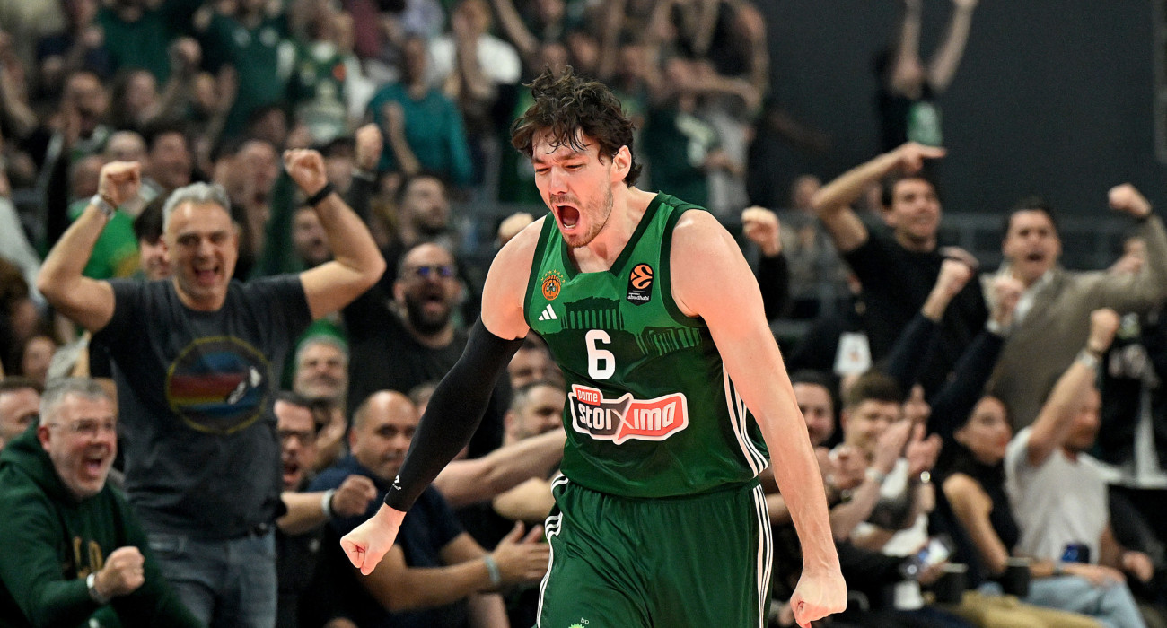 O Τζέντι Οσμάν πανηγυρίζει ένα απ' τα καλάθια του στην αναμέτρηση απέναντι στην Ζάλγκιρις Κάουνας / Πηγή: Vaggelis Stolis