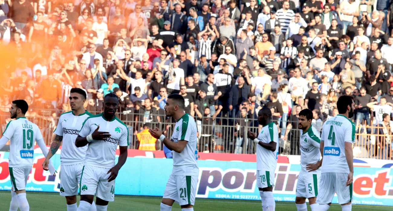 O Πολ-Ζοζέ Εμποκού μαζί με τους συμπαίκτες του με την φανέλα του Παναθηναϊκού / Πηγή: Eurokinissi