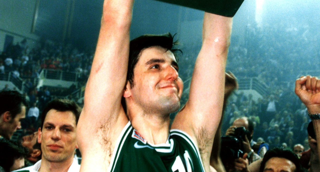 Ο Ντέγιαν Μποντιρόγκα πανηγυρίζει το τρόπαιο της EuroLeague που κατέκτησε ο Παναθηναϊκός στη Θεσσαλονίκη το 2000/Πηγή: Intime