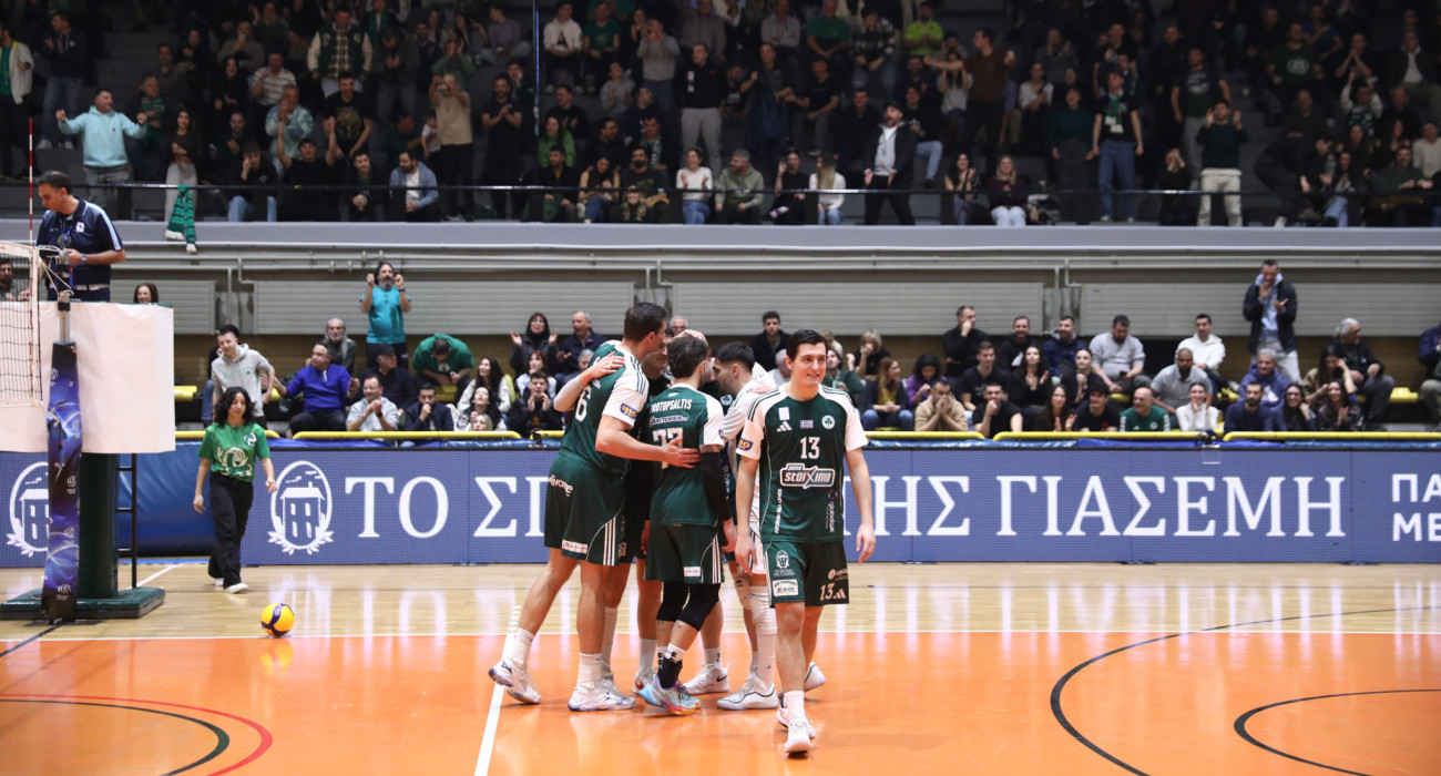 Μέλη της ομάδας του Παναθηναϊκού μπροστά στους φιλάθλους του / Πηγή: Intime