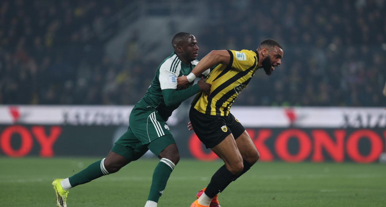 Ο Ανδρέας Τεττέη και ο Αρόλντ Μουκουντί σε μονομαχία σε ΑΕΚ - Παναθηναϊκός / Πηγή: Intime