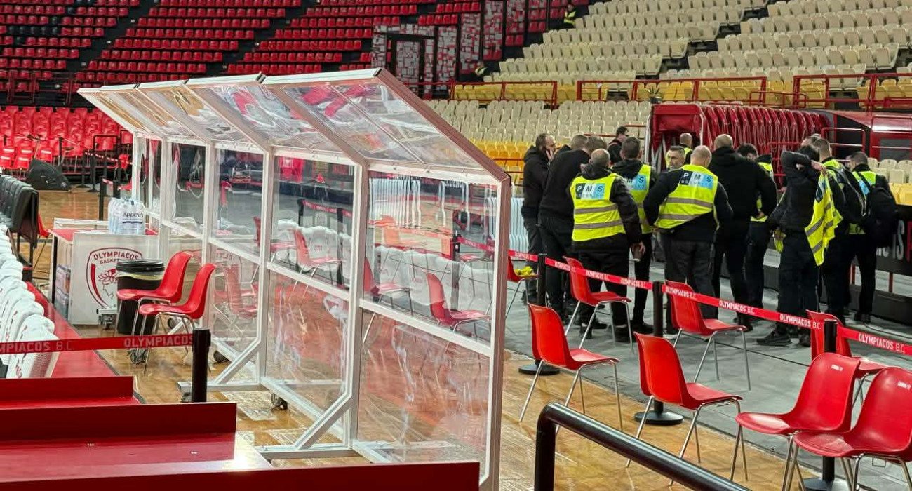 Το προστατευτικό πλέξιγκλας πίσω από τον πάγκο του Παναθηναϊκού