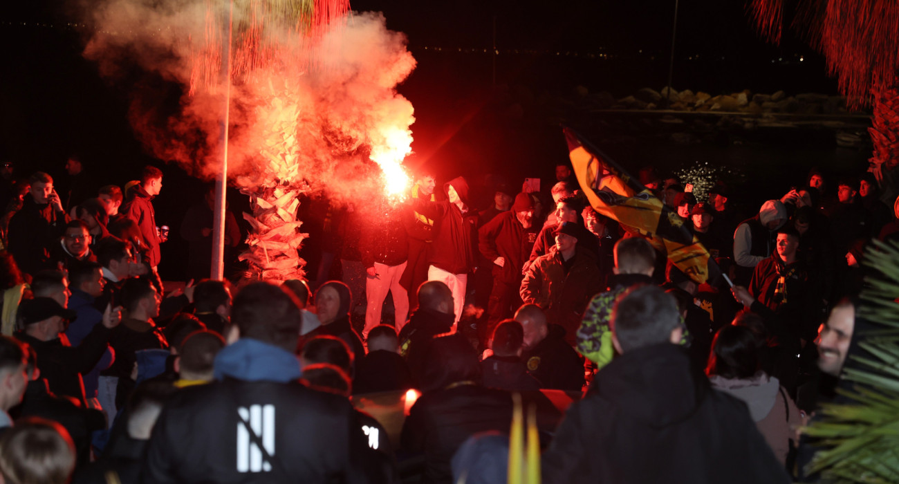 Χαμός κατά την άφιξη της αποστολής της ΑΕΚ στον Βόλο / Πηγή: Intime