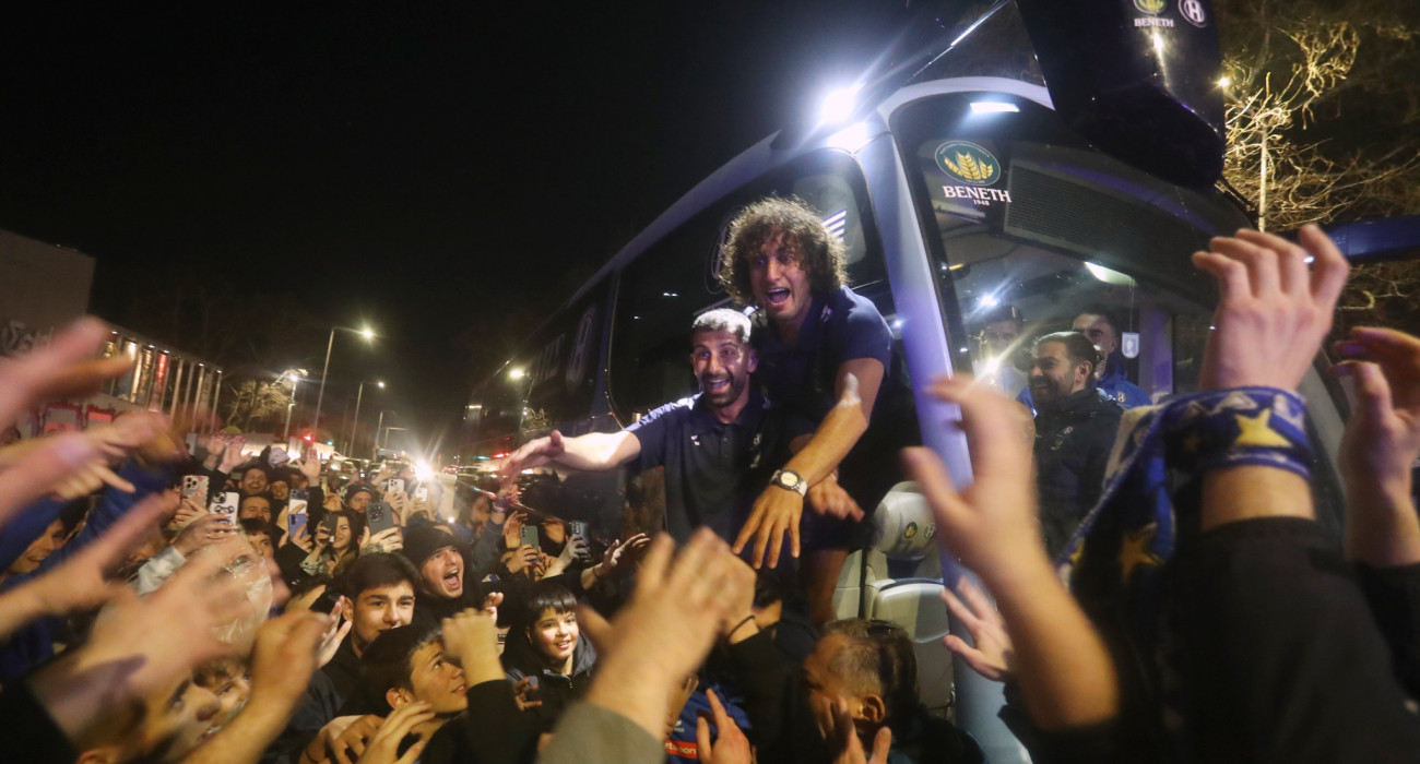 O Αμρ Ουάρντα πανηγυρίζει με τον κόσμο του Ηρακλή στη Θεσσαλονίκη / Πηγή: Intime