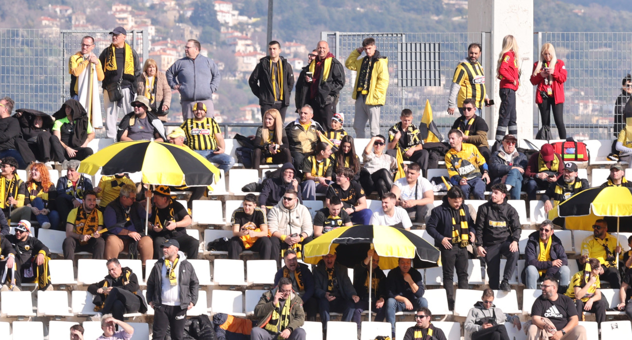 Φίλοι της ΑΕΚ έχουν καταφθάσει στο Πανθεσσαλικό για το ματς με τον Βόλο / Πηγή: Intime