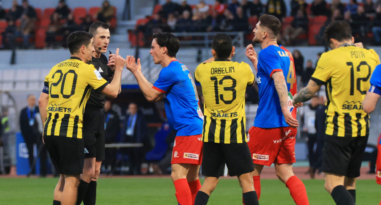 Παίκτες της ΑΕΚ και του Βόλου διαμαρτύρονται στον Τσιμεντερίδη / Πηγή: Intime