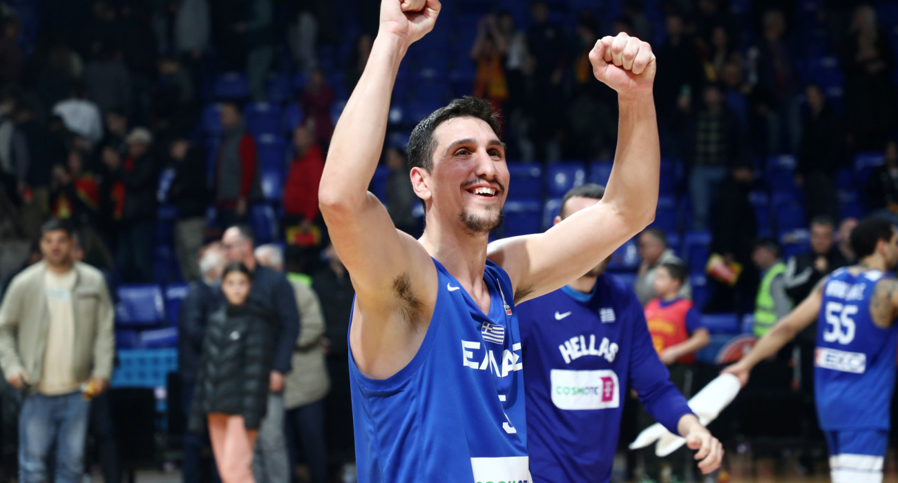 Χαμογελαστός ο Γιαννούλης Λαρεντζάκης μετά τη νίκη της Εθνικής Ελλάδας / Πηγή: InTime