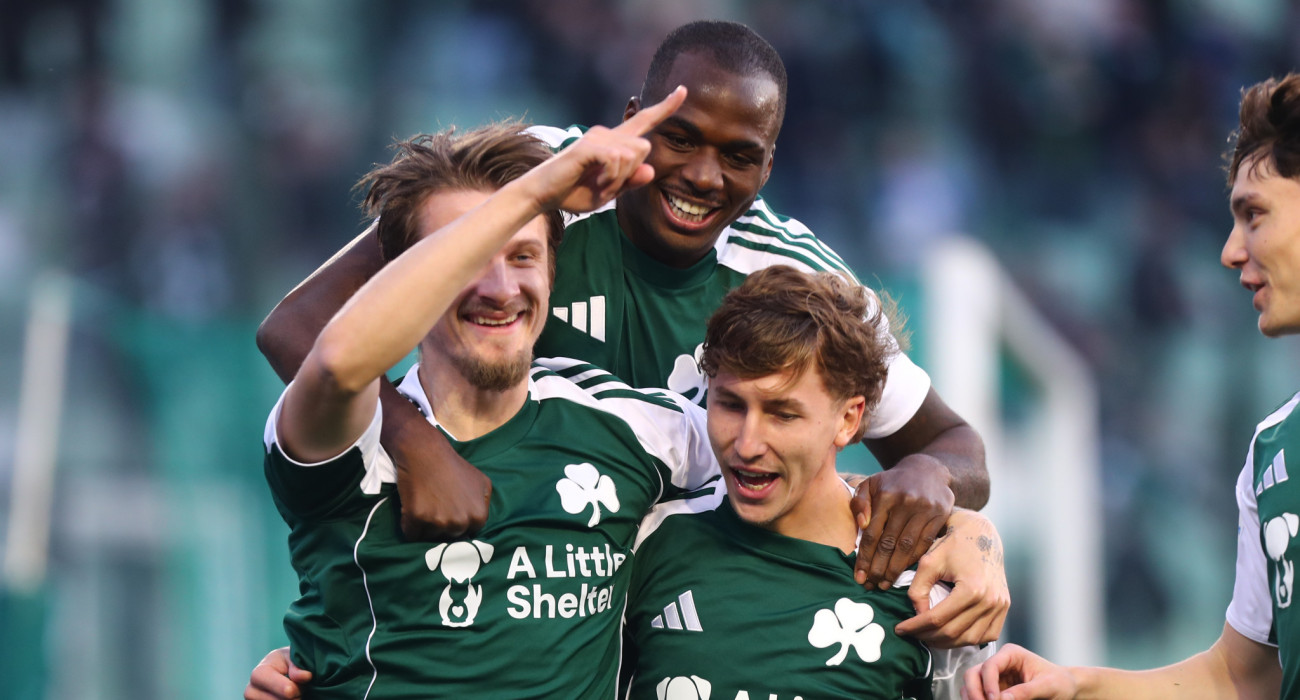 Ο Γέντβαϊ, ο Τεττέη και ο Αντίνο σε μία... αγκαλιά / Πηγή: Intime