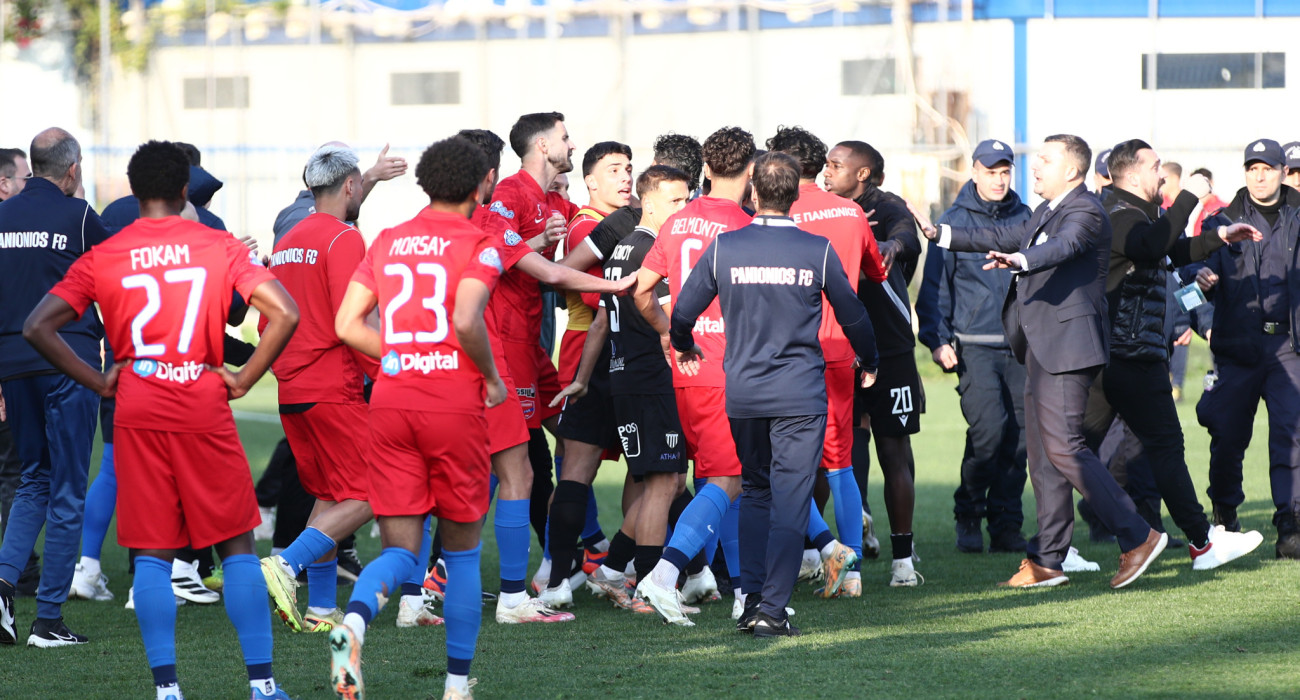 Χαμός στο φινάλε της αναμέτρησης Πανιώνιος - Καλαμάτα / Πηγή: Eurokinissi