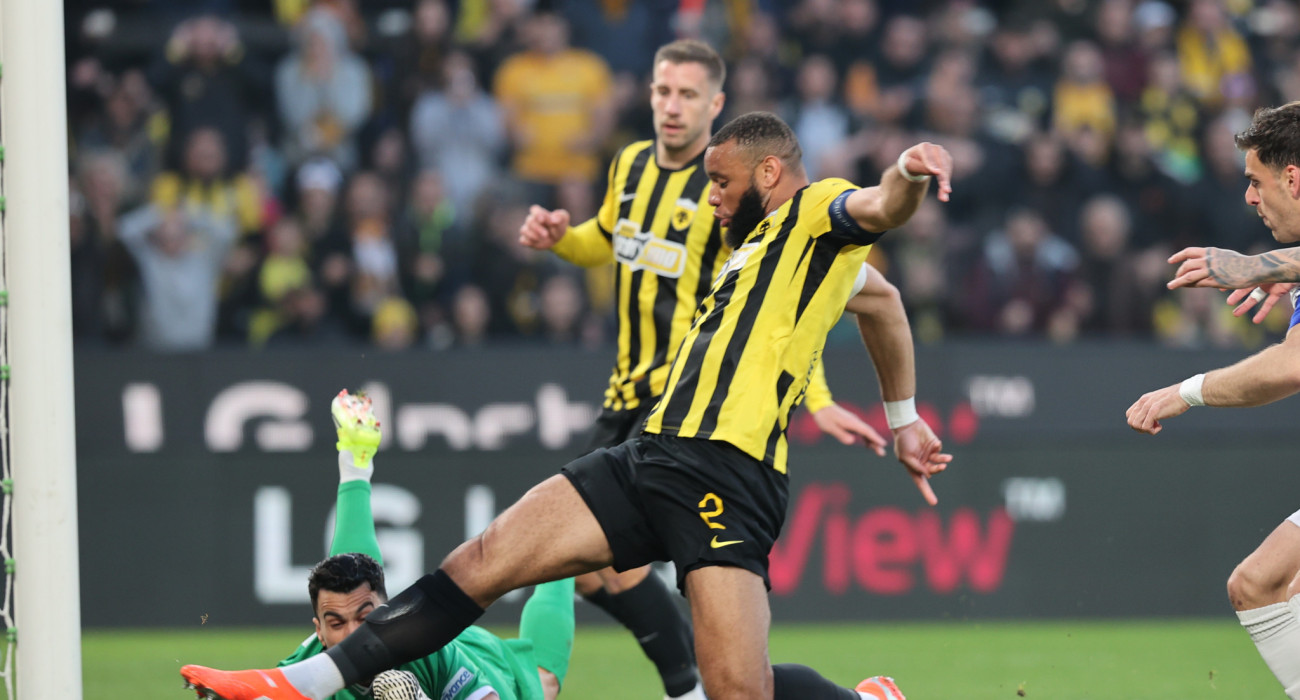 Ο Αρόλντ Μουκουντί σκοράρει στο ΑΕΚ-ΑΕΛ Novibet / Πηγή: Intime