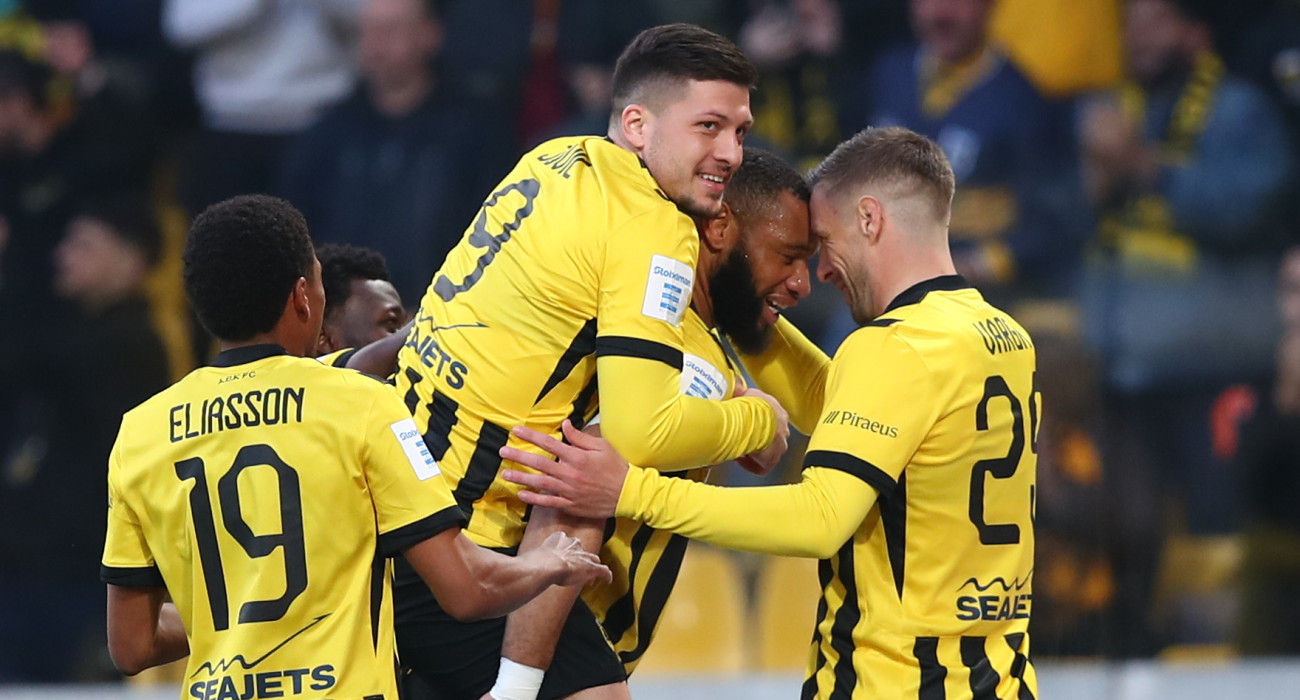 Οι ποδοσφαιριστές της ΑΕΚ πανηγυρίζουν το γκολ του Μουκουντί κόντρα στην ΑΕΛ Novibet / Πηγή: Intime