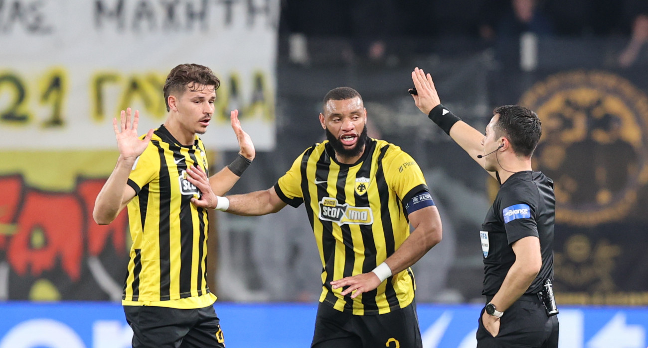 Ρέλβας και Μουκουντί διαμαρτύρονται στον Πολυχρόνη στο ΑΕΚ-ΑΕΛ Novibet / Πηγή: Intime