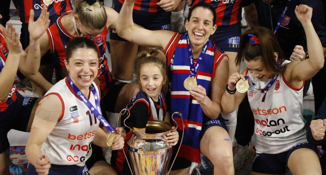 Η Ιωάννα Καρέλια με το Κύπελλο και τις συναθλήτριές της / Πηγή: Intime