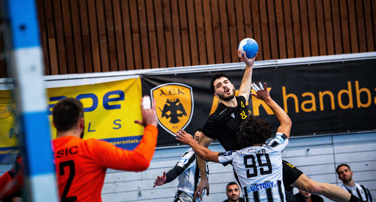 Φάση από το ΑΕΚ-ΠΑΟΚ για τη Handball Premier / Πηγή: Intime