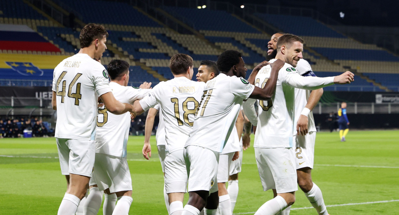 Ο Βάργκα και οι παίκτες της ΑΕΚ πανηγυρίζουν στο Τσέλιε / Πηγή: Intime