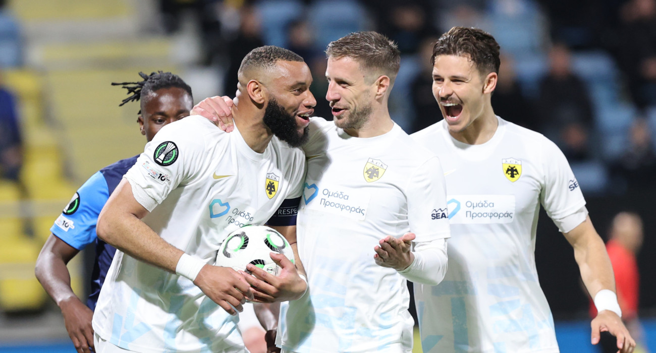 Μουκουντί, Βάργκα και Ρέλβας πανηγυρίζουν στο Τσέλιε-ΑΕΚ / Πηγή: Intime