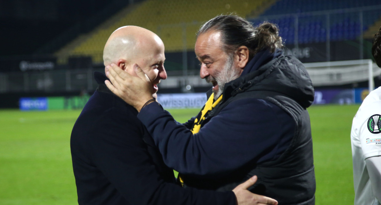 Ο Μάριος Ηλιόπουλος συνεχάρη τον Μάρκο Νίκολιτς μετά το 4-0 της ΑΕΚ επί της Τσέλιε / Πηγή: Intime