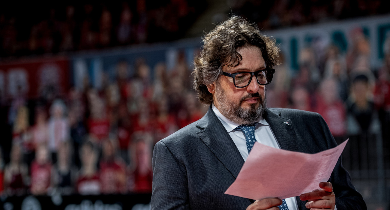 Ο Αντρέα Τρινκιέρι απασχολημένος, κοιτώντας τις σημειώσεις του / Πηγή: Eurokinissi