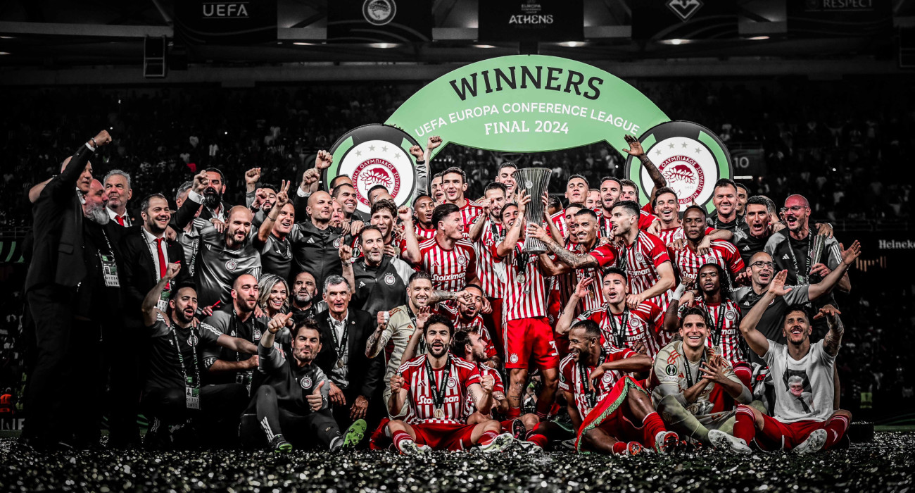 Οι παίκτες του Ολυμπιακού σηκώνιυν την κούπα του Conference League / Πηγή: Eurokinissi