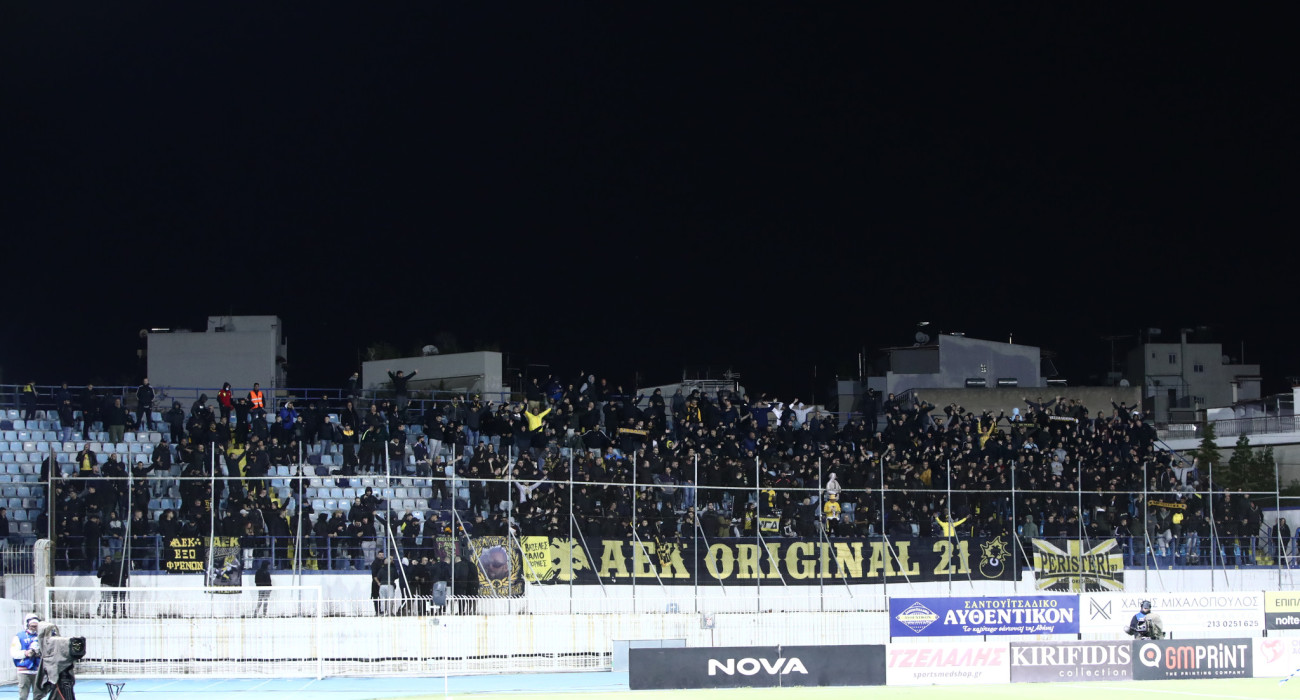 Οπαδοί της ΑΕΚ στο Περιστέρι / Πηγή: Eurokinissi