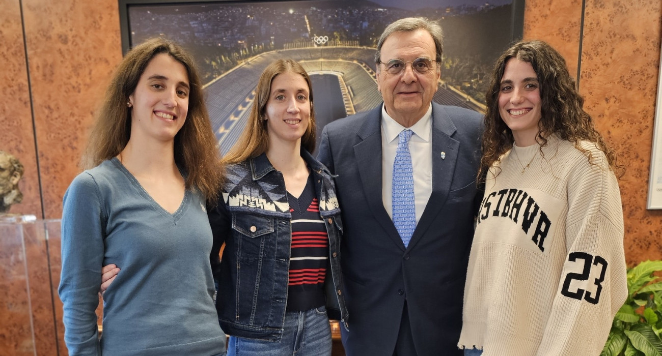 Οι τρίδυμες αδερφές Αλεξανδρή στη συνάντηση με τον Ισίδωρο Κούβελο / Πηγή: ΕΟΕ