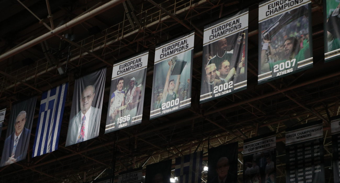 Το λάβαρο με τη μορφή του Ντέγιαν Μποντιρόγκα από την κατάκτηση της EuroLeague το 2000/Πηγή: Intime